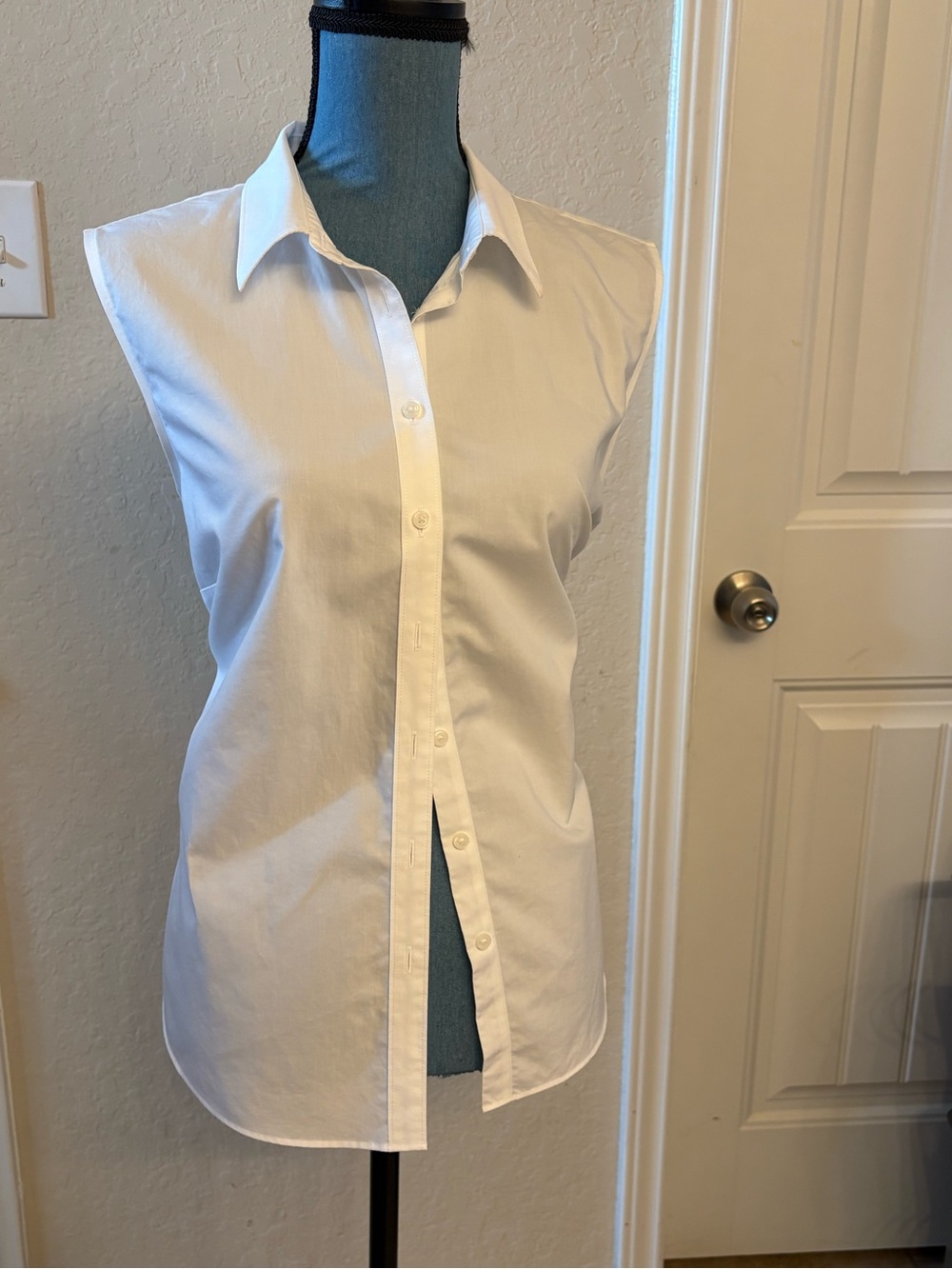 Lands' End Sleeveless White Button-Down Shirt. - Picture 3 of 7